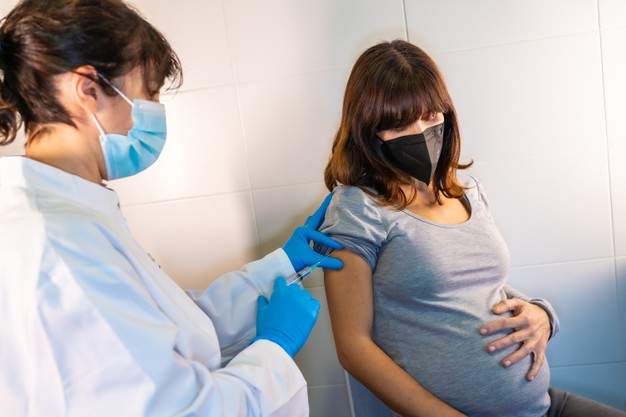 Szczepienia przeciwko COVID-19 zalecane kobietom w ciąży i karmiącym mamom